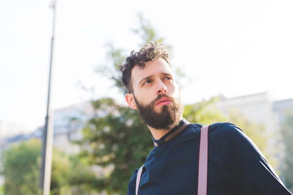 Bebaarde man kijken over nadenkend — Stockfoto