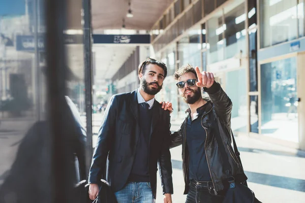 Бородатые мужчины на открытом воздухе обсуждения — стоковое фото