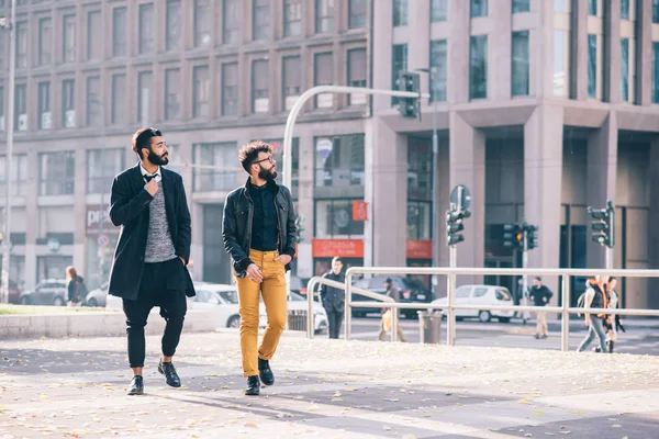 Hombres de negocios al aire libre en la ciudad caminando —  Fotos de Stock
