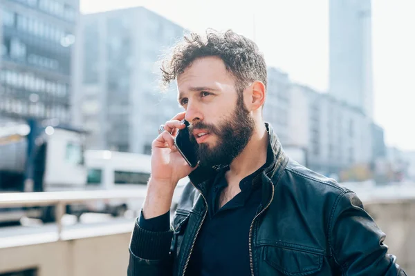 Businessman talking smartphone — Stock Photo, Image