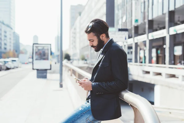 Homme barbu utilisant un smartphone — Photo