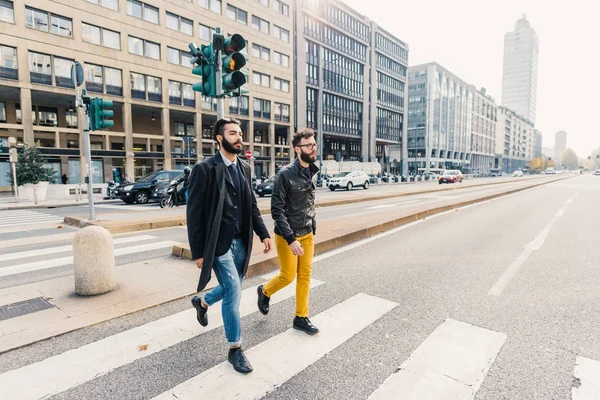 Hommes d'affaires en ville à pied — Photo