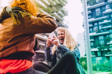 Smartphone açık kullanarak kadınlar