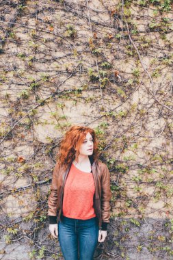 kadın bakmaktan açık