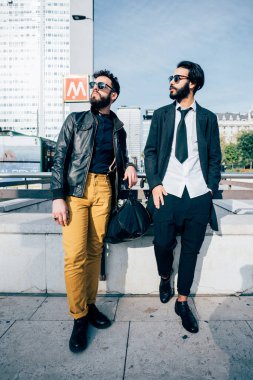 Sakallı iş erkekler poz 