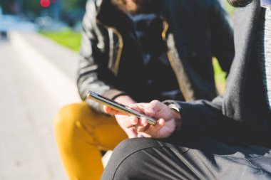 adam el smartphone kullanarak