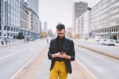 Sakallı adam akıllı telefon kullanma