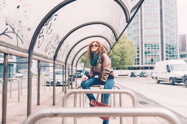 Roodharige vrouw buiten met uitzicht op melancholische — Stockfoto