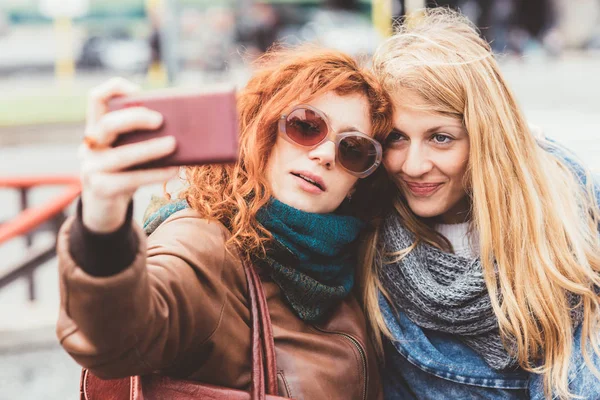 Жінки беруть селфі зі смартфоном — стокове фото