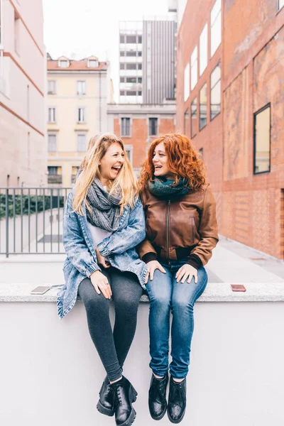 Donne sedute all'aperto in città — Foto Stock