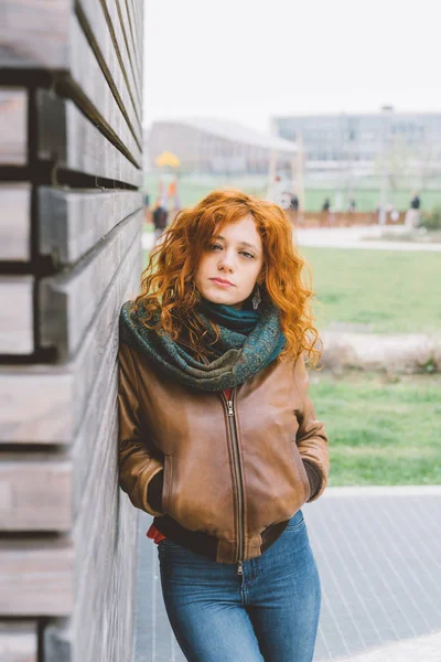 Kızıl saçlı kadın açık — Stok fotoğraf