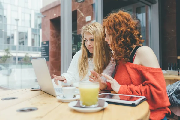 Vrouwen vrienden met behulp van computer — Stockfoto