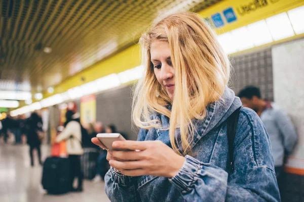 Mulher usando smartphone no subsolo — Fotografia de Stock