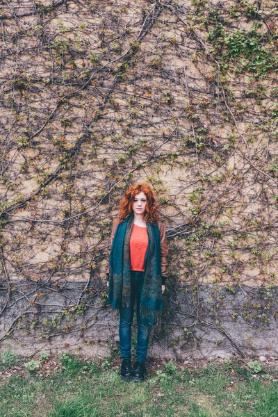 Mujer al aire libre mirando cámara — Foto de Stock