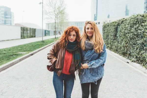 Frauen bummeln im Freien in der Stadt — Stockfoto