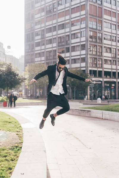 Homme d'affaires sautant en plein air — Photo