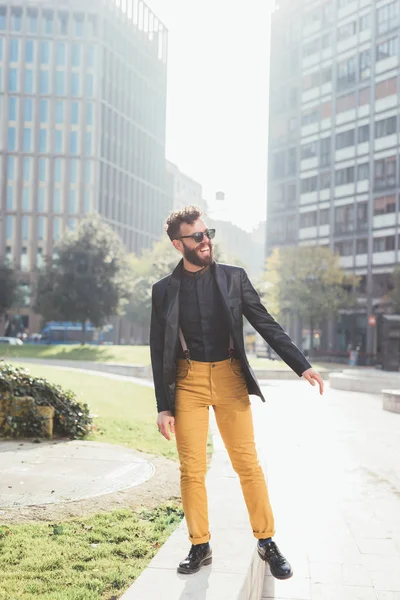 Empresario posando ciudad al aire libre — Foto de Stock