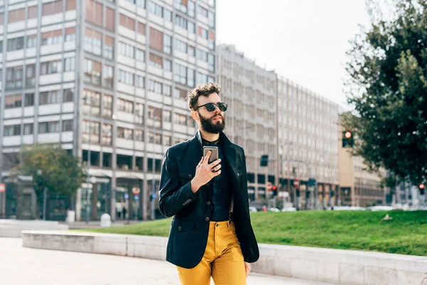 Bebaarde man gebruikend smartphone — Stockfoto