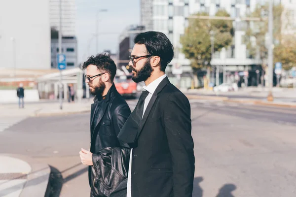 Hommes d'affaires en plein air en ville à pied — Photo