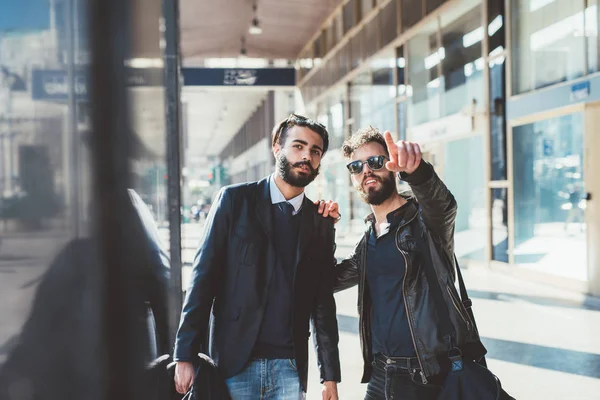 Hommes barbus discussion en plein air — Photo