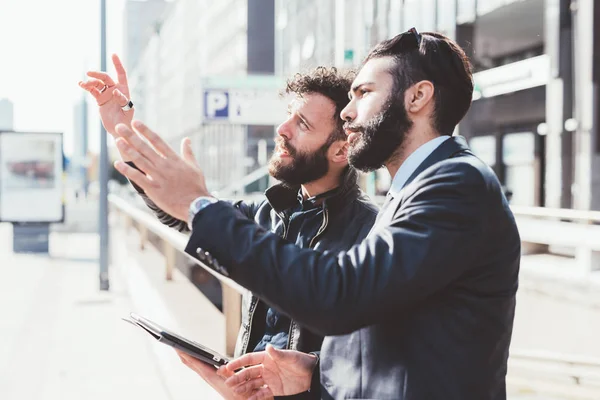 Männer im Freien diskutieren über den Einsatz von Tablets — Stockfoto