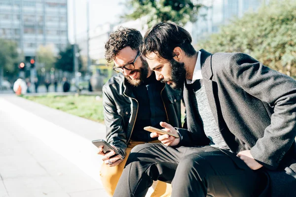 Hommes barbus discussion en plein air — Photo