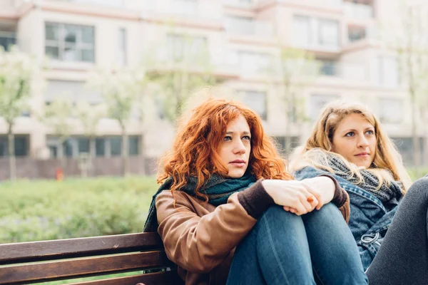 Women sitting outdoor on bench — Stock Photo, Image