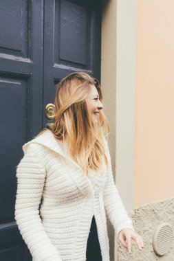 Ön kapıda duran kadın