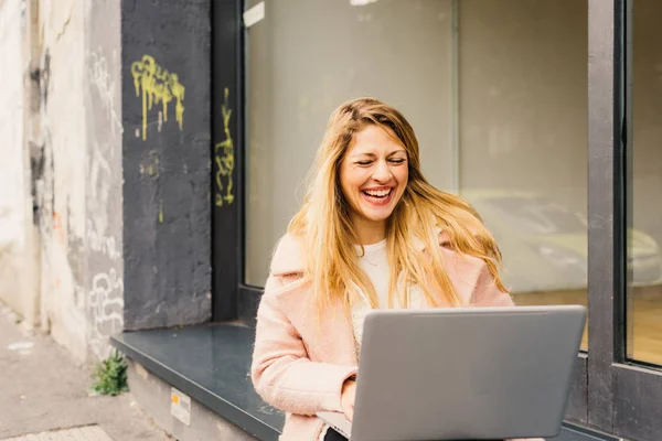 Woman using computer sitting outdoor — Stock Photo, Image