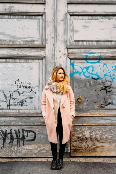 Femme posant en plein air dans la ville — Photo