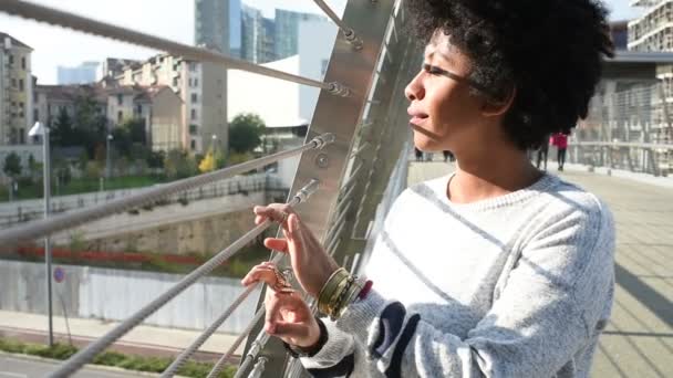 Afro mujer al aire libre en la ciudad — Vídeo de stock