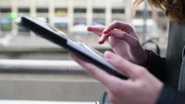 Mãos de mulher jovem usando tablet — Vídeo de Stock