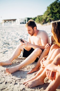 Akıllı telefon kullanan adam 