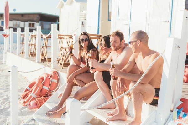 Vänner sommartid dricker öl — Stockfoto