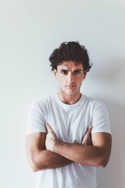 adam ile çapraz kol kapalı