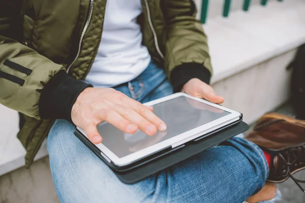 Uomo mano utilizzando tablet — Foto Stock