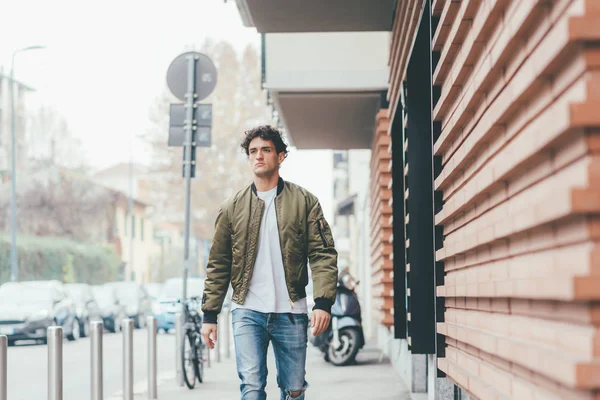 Hombre en la ciudad mirando hacia otro lado — Foto de Stock