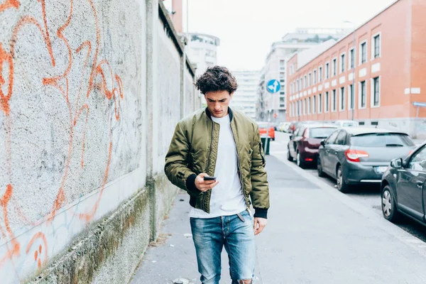 Smartphone kullanarak şehirde yürüyen adam — Stok fotoğraf