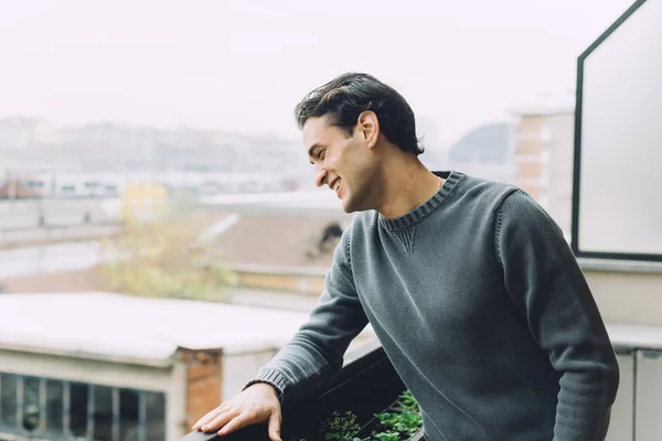 Man outdoor looking away laughing — Stock Photo, Image