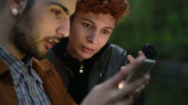 Друзья используют смартфоны в городе — стоковое видео