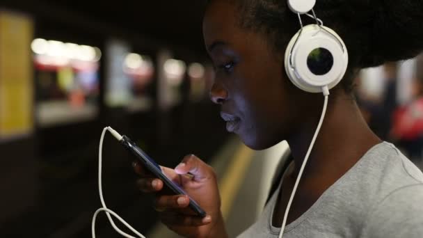 Mujer en underground escuchar música — Vídeo de stock