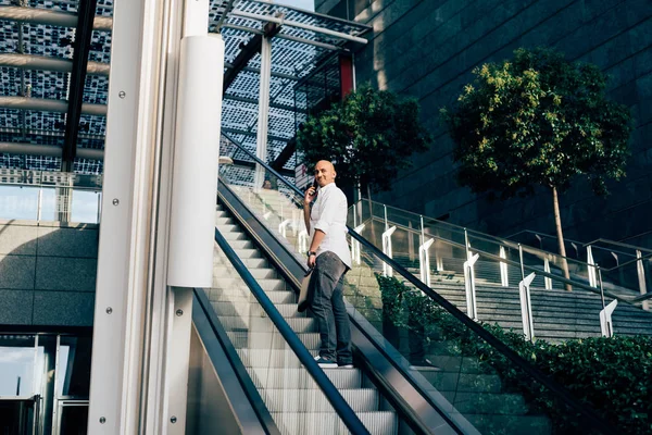 Uomo in città a parlare su smartphone — Foto Stock