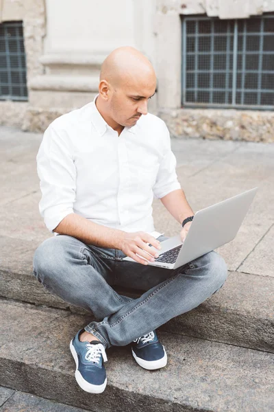 Homme d'affaires travail à distance assis en plein air — Photo