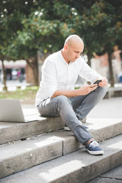 Uomo d'affari remoto di lavoro all'aperto in città — Foto Stock