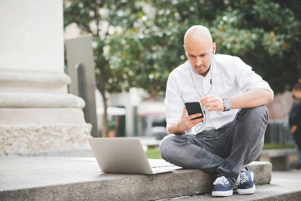 Usinessman remote working outdoor in city — Stock Photo, Image