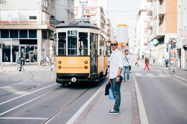 バス待ちで屋外の男 — ストック写真