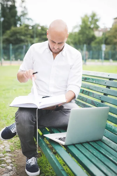 Businessman remote working on bench — Stock Photo, Image