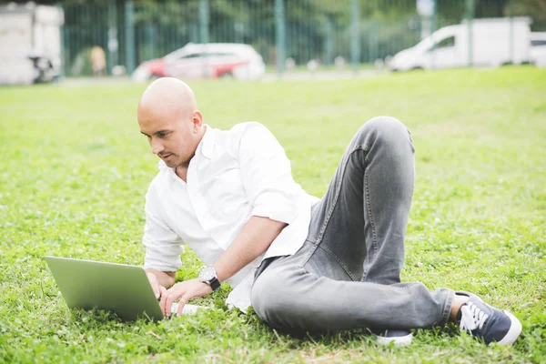 Geschäftsmann arbeitet ferngesteuert im Freien — Stockfoto