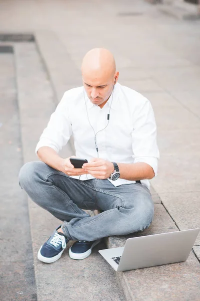 Homem de negócios remoto trabalhando sentado ao ar livre — Fotografia de Stock