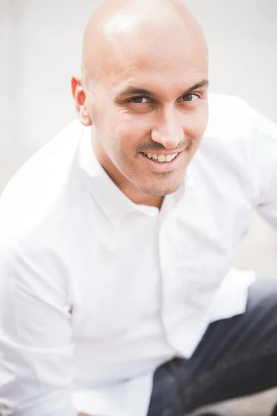 Man sitting outdoor in city — Stock Photo, Image